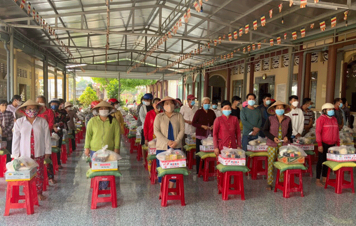 Tổ đình Phước Lâm tặng quà hỗ trợ người dân vui xuân Nhâm Dần 2022