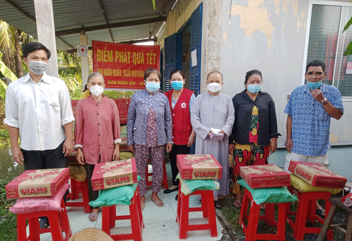 Chùa Phước Linh tặng quà Tết Nhâm Dần đến các hoàn cảnh khó khăn