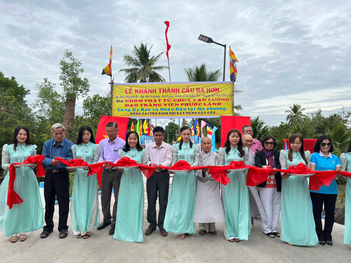 H.Cai Lậy: Chùa Vạn Lương tổ chức khánh thành cầu nông thôn tại xã Long Tiên