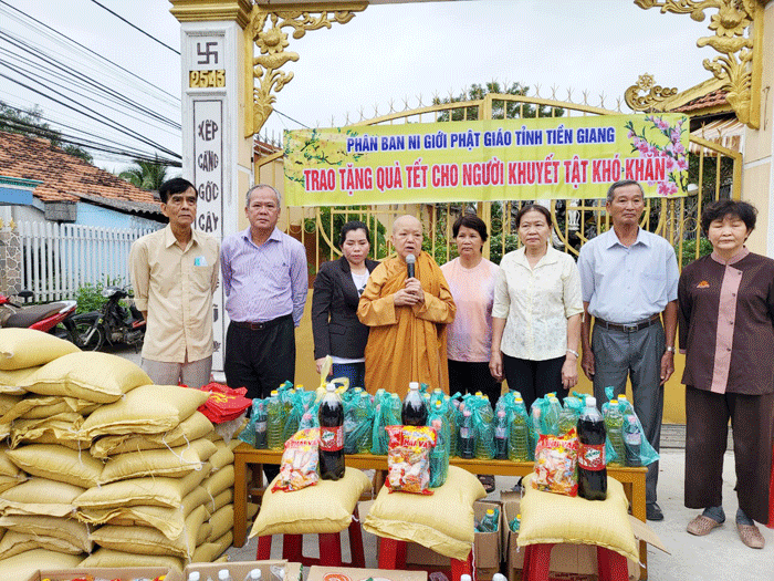 H.Châu Thành: Tịnh xá Ngọc Hiệp kết hợp Phân ban Ni giới tỉnh Tiền Giang và nhà tài trợ tặng quà xuân Quý Mão