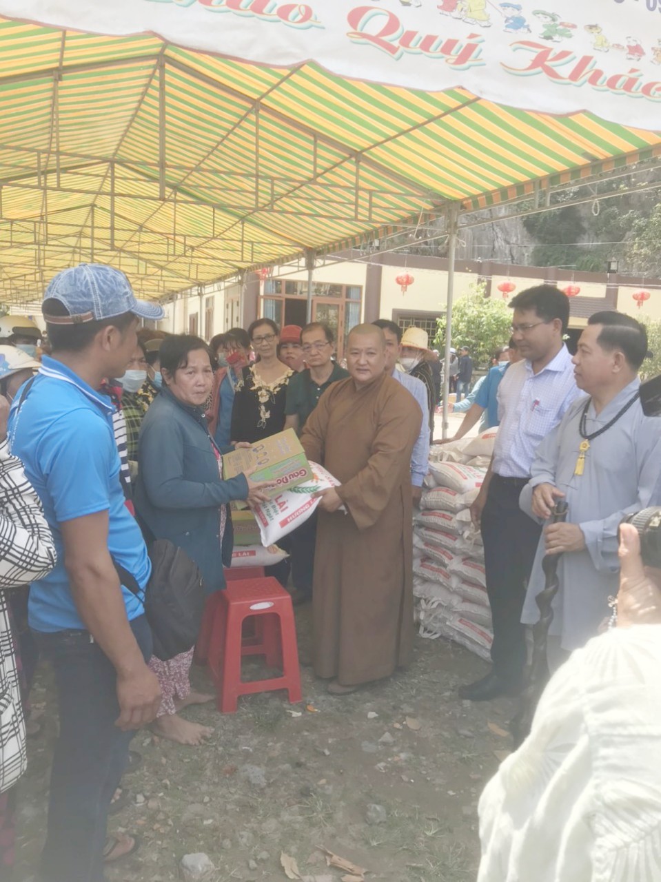 Kiên Giang: Chùa Hang kết hợp cùng Tổ Đông y từ thiện trao quà cho bà con có hoàn cảnh khó khăn