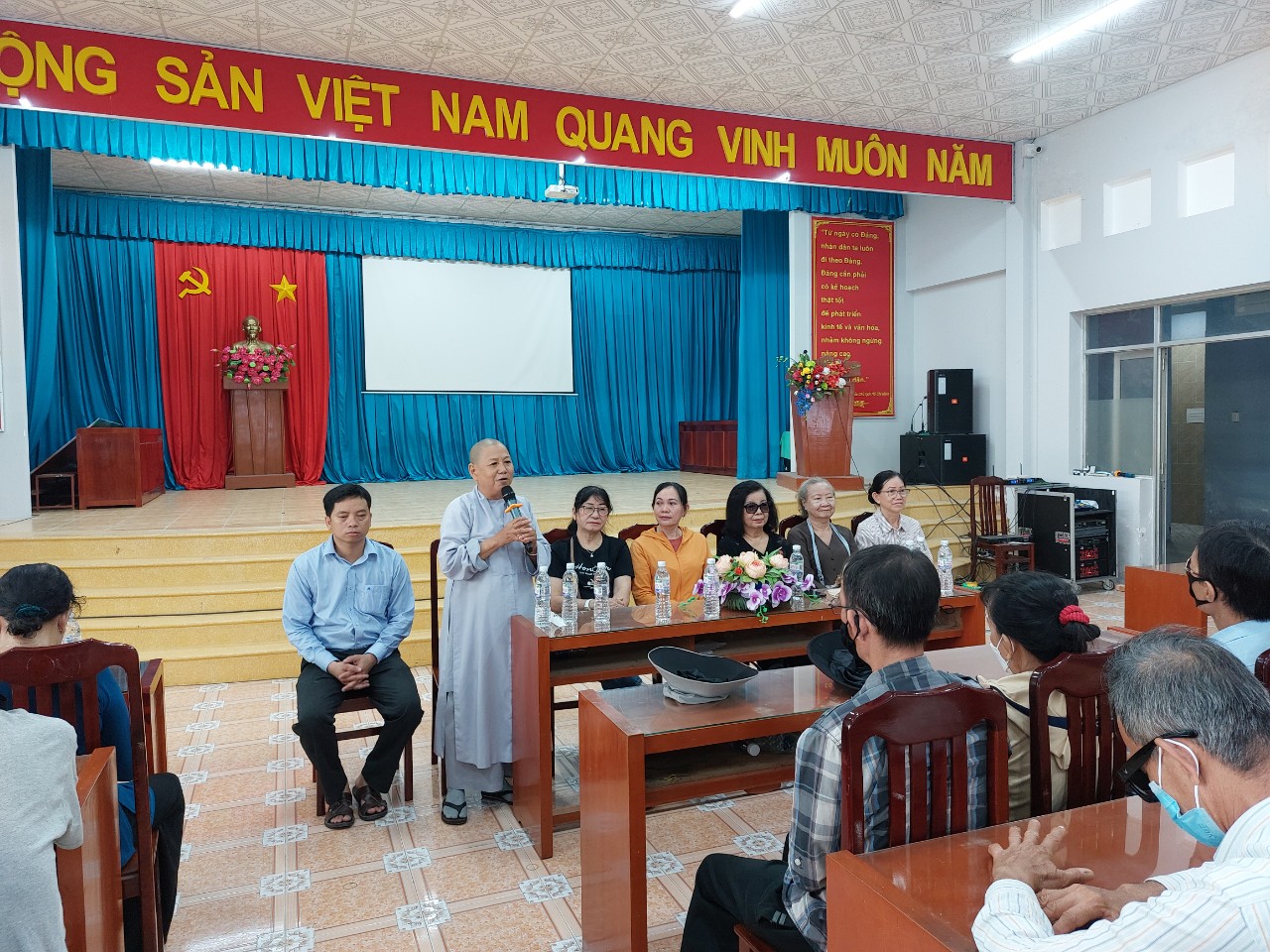 Tiền Giang: Nhóm thiện nguyện Phật tử (TP.HCM) chia sẻ yêu thương trao quà đến người khiếm thị