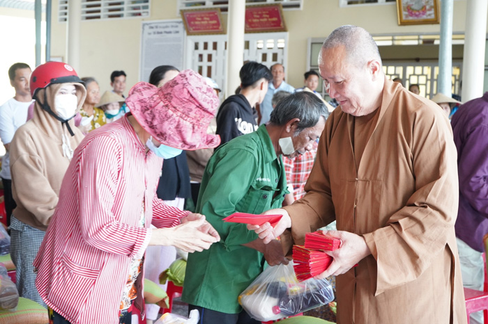 Tổ đình Phước Lâm trao quà Xuân đến các hoàn cảnh khó khăn