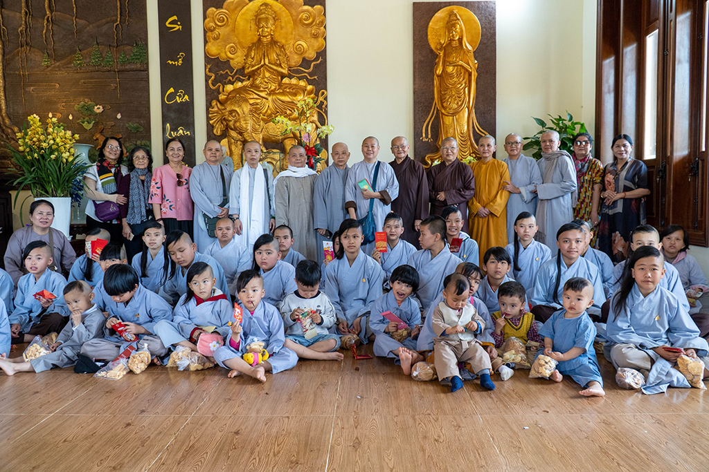 Long An: Chùa Pháp Hưng (Long An) cùng Đoàn Từ thiện quận 8 trao quà hỗ trợ người dân tỉnh Lâm Đồng