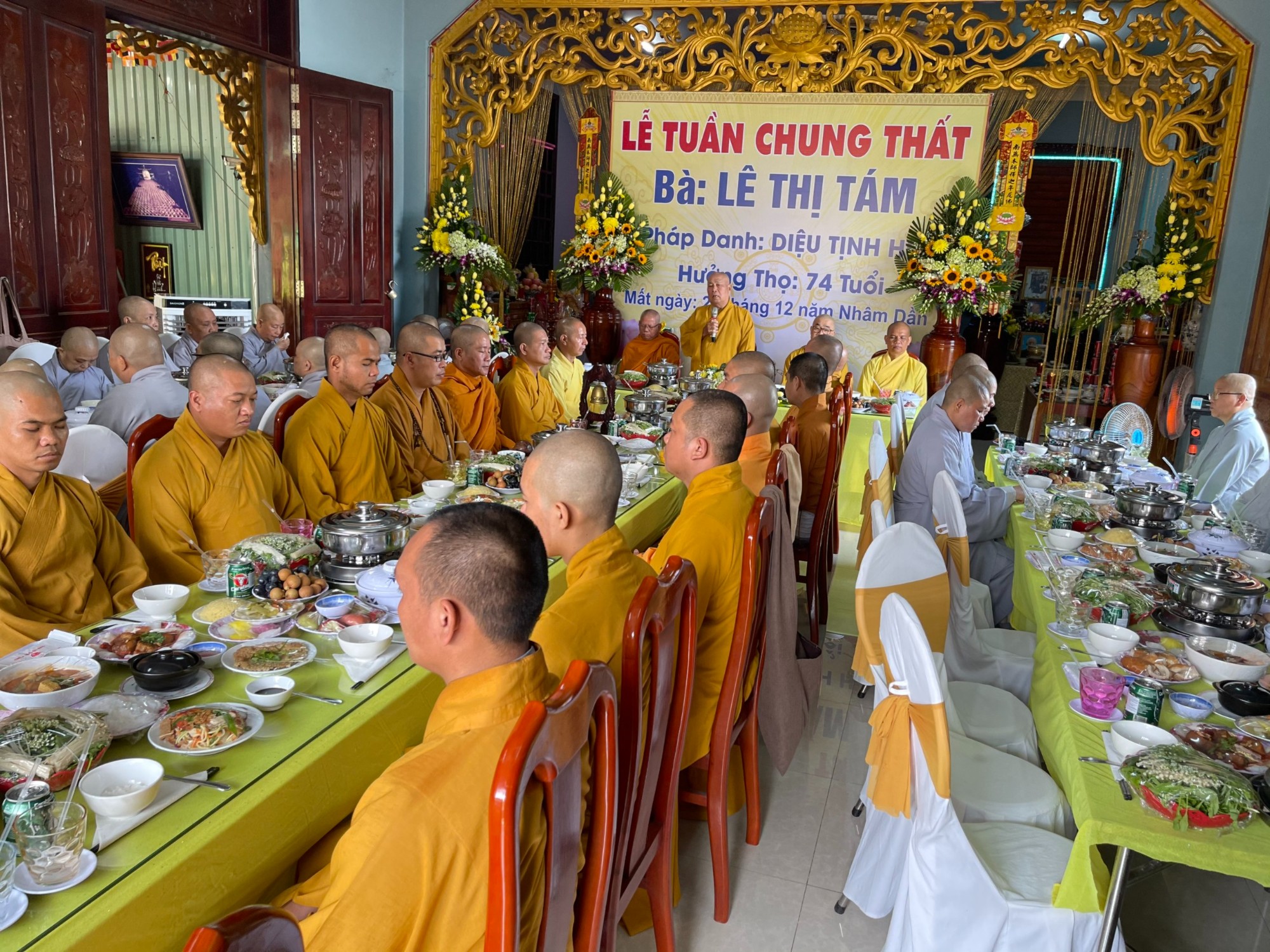 Thượng tọa trụ trì chùa Huệ Quang trang nghiêm thiết lễ cúng dường trai Tăng nhân ngày chung thất mẫu thân