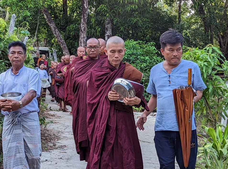 Myanmar: Tăng Ni sinh Việt Nam vận động được hơn 150 triệu đồng hỗ trợ các Trung tâm thiền Thabarwa