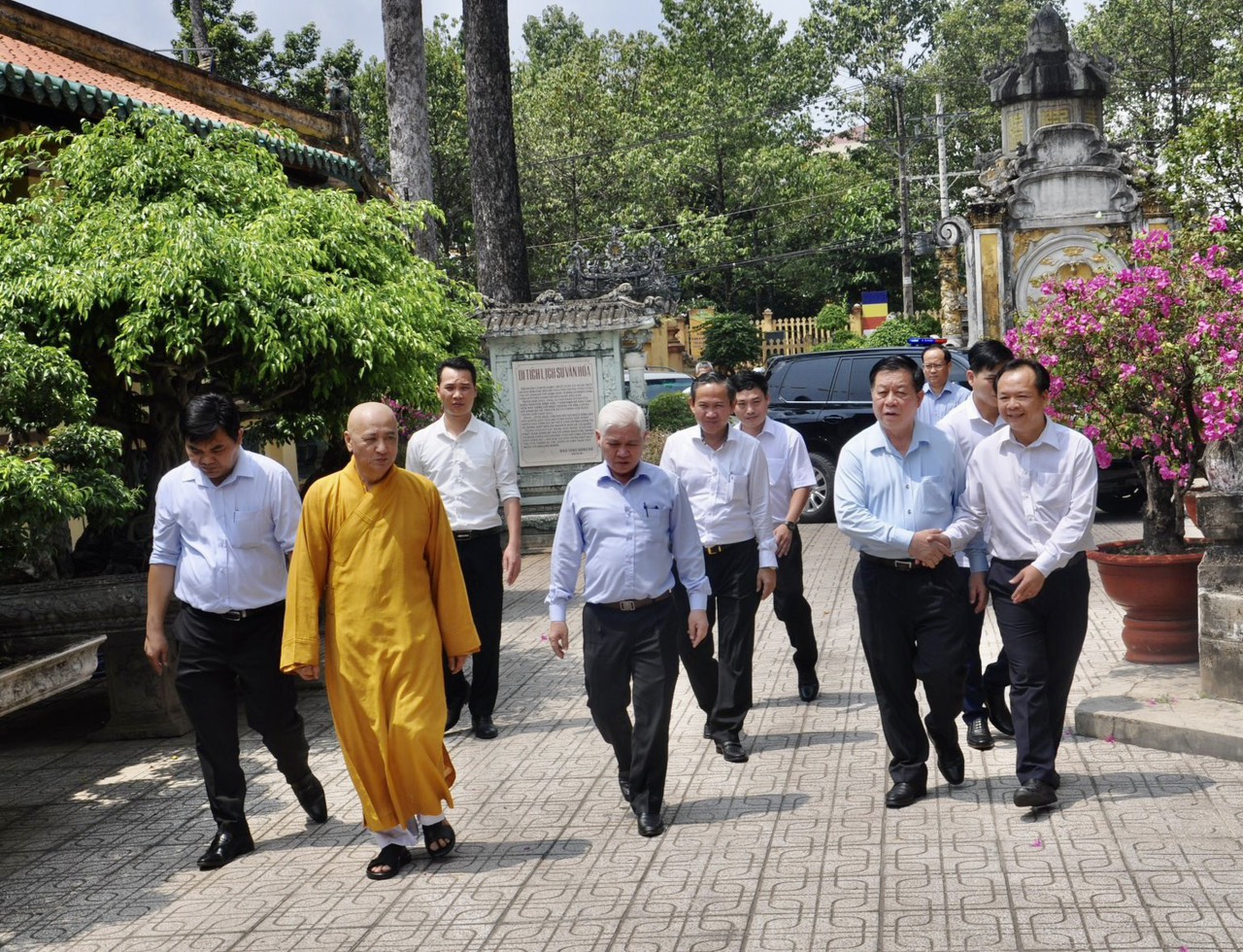 Bình Dương: Phái đoàn Ban Tuyên giáo Trung ương viếng thăm chùa Hội Khánh