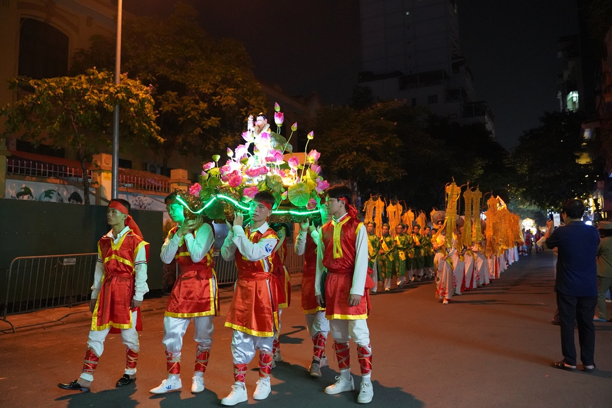 Hà Nội: Hàng nghìn Phật tử tham dự Lễ rước Phật đầy linh thiêng tại Tổ đình Hồng Phúc – Hòe Nhai