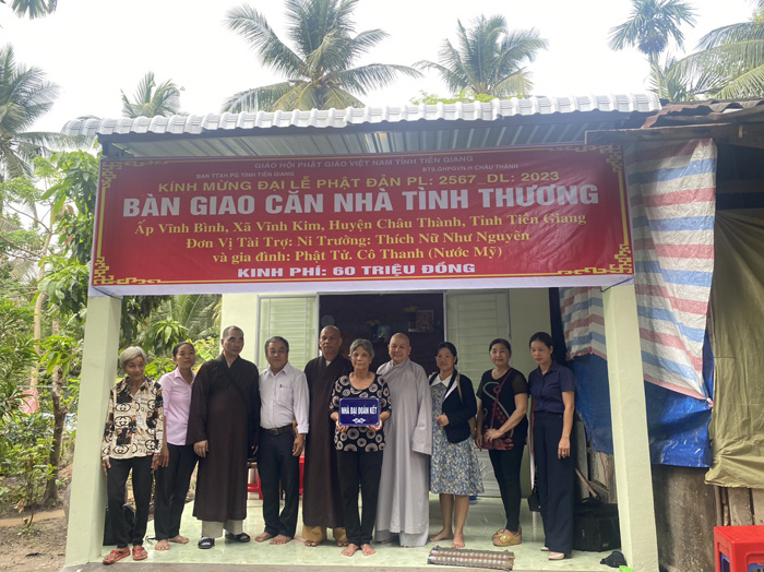 Tiền Giang: Ban TTXH Phật giáo tỉnh bàn giao nhà Đại đoàn kết kính mừng Đại lễ Phật đản PL.2567