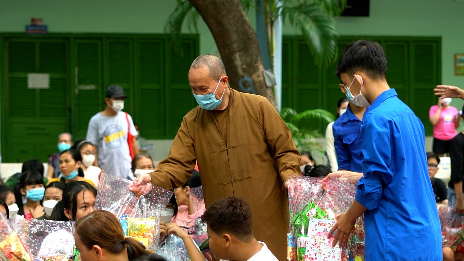 Chùa Minh Đạo tại Quận 3 TP. Hồ Chí Minh kết hợp Ủy ban Nhân dân Phường 9 trao 500 phần quà cho thiếu nhi có hoàn cảnh khó khăn