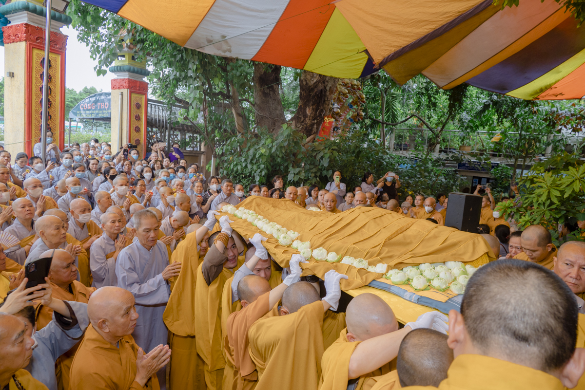 Cung thỉnh nhục thân Trưởng lão Hòa thượng Thích Thanh Sơn nhập kim quan