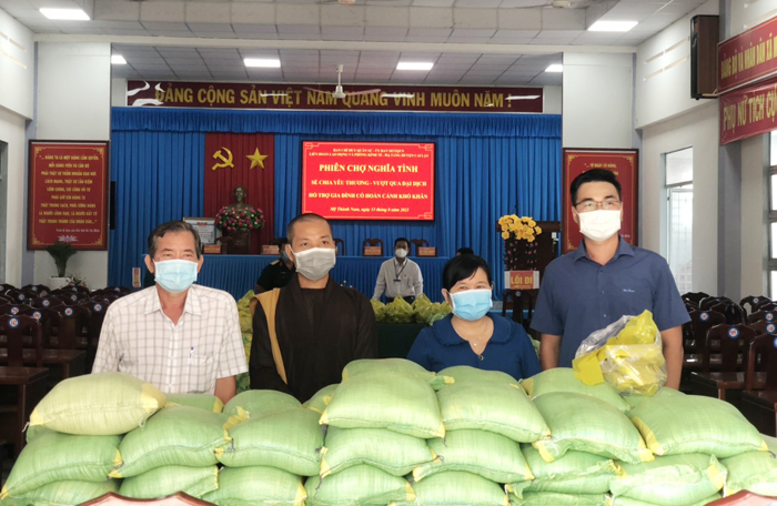 Chùa Sắc tứ Long An hỗ trợ “Phiên chợ Nghĩa tình” chia sẻ khó khăn với người dân trong đại dịch Covid 19