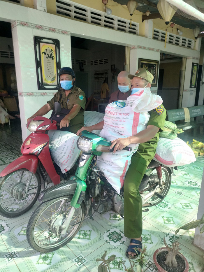 Chùa Phước Ân gửi tặng quà đến người dân trong mùa Vu lan Báo hiếu