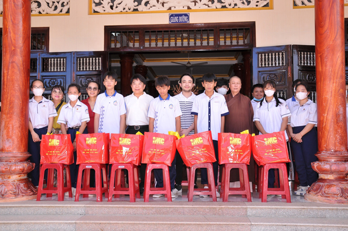 H.Gò Công Tây: Chùa Linh Sơn kết hợp với Tập đoàn IMC tặng quà cho bà con nhân mùa Vu lan Báo hiếu PL.2567 