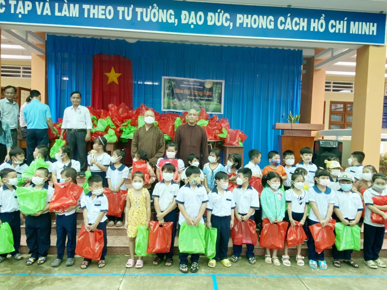 Tổ đình Phước Lâm tặng hơn 1000 phần quà Trung thu và học bổng đến các em Thiếu nhi tại xã Phú Nhuận