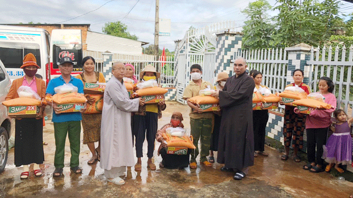 Chùa Linh Thứu 3 và chùa Huệ Quang mang “hơi ấm Trung thu” đến với bà con nghèo tại xã Ea Tul, huyện Cư M’Gar, tỉnh Đắk Lắk