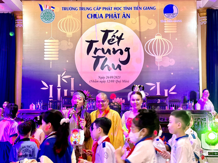 Tiền Giang: Trường Trung cấp Phật học tổ chức Vui tết Trung thu và trao học bổng đến các học sinh