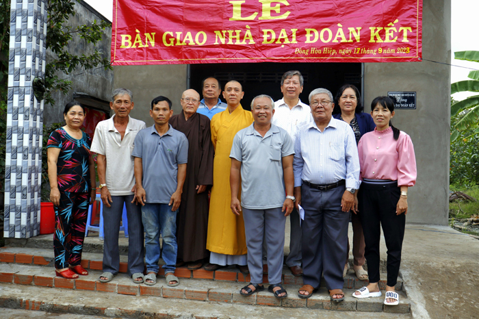 H.Cái Bè: Ban Trị sự Phật giáo huyện bàn giao nhà đại đoàn kết cho hộ nghèo tai xã Đông Hòa Hiệp 