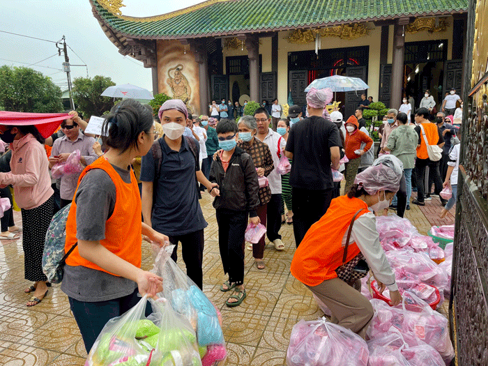 H.Gò Công Đông: Chùa Tân Long san sẻ yêu thương đến với người khiếm thị