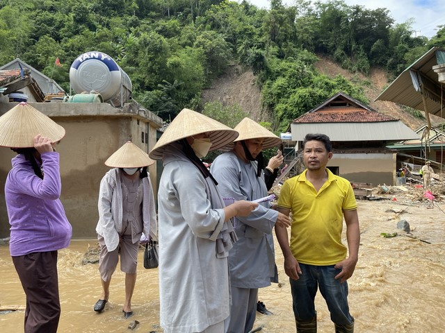 Đoàn từ thiện PG TP.Vũng Tàu cứu trợ đồng bào bị ảnh hưởng bão lũ Noru tại miền Trung