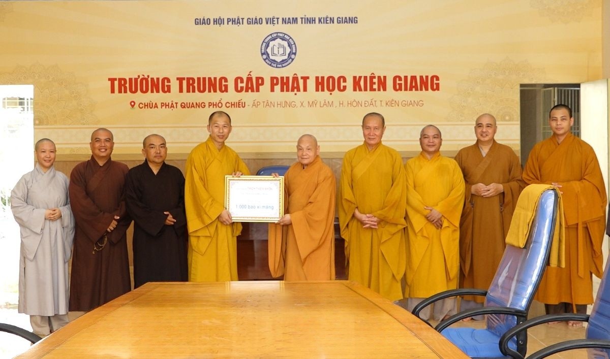 Kiên Giang: Hòa thượng Chủ tịch thăm trường Trung cấp Phật học tỉnh và an vị tôn tượng Bồ tát Quán Thế Âm