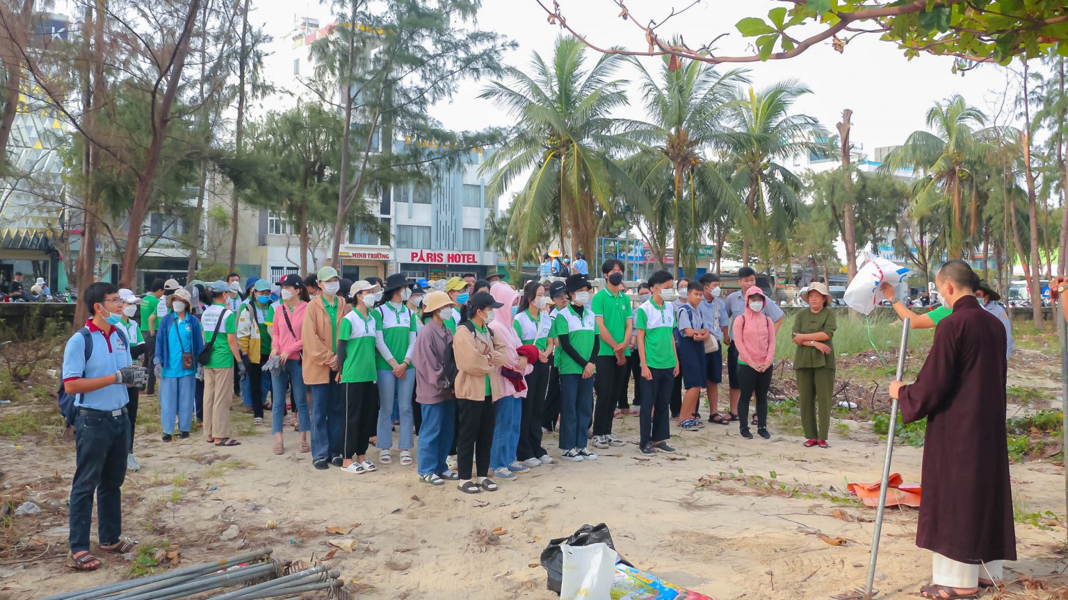 Đà Nẵng: Ban Hướng dẫn Phật tử quận Hải Châu phát động chương trình nhặt rác làm sạch bãi biển sau cơn bão Noru