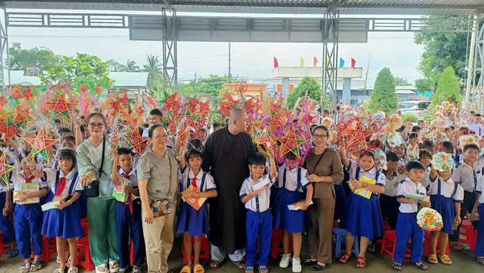 H.Tân Phú Đông: Chùa Bửu Châu trao hơn 700 phần quà Trung thu đến các em thiếu nhi