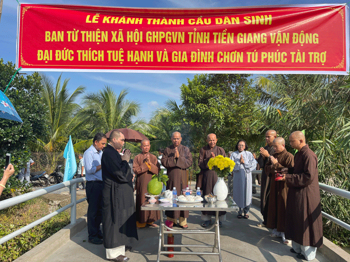 Ban TTXH Phật giáo tỉnh Tiền Giang tổ chức khánh thành cầu nông thôn tại xã Long Định, huyện Châu Thành