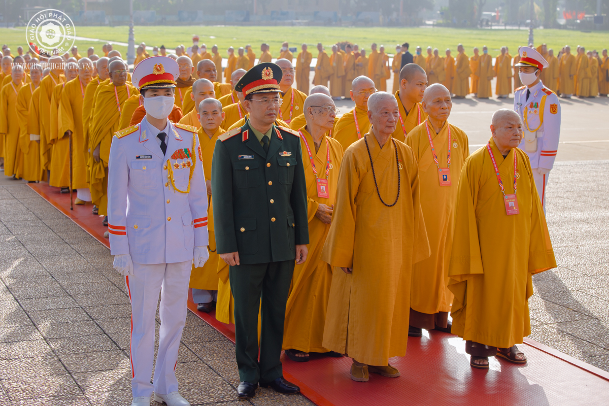 Đại biểu Đại hội IX Giáo hội Phật giáo Việt Nam viếng lăng Chủ tịch Hồ Chí Minh