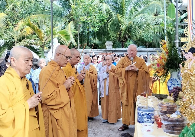 Trà Vinh: Chùa Long Bửu tổ chức lễ rót đồng đúc tượng Bổn sư Thích ca nặng hơn 3 tấn