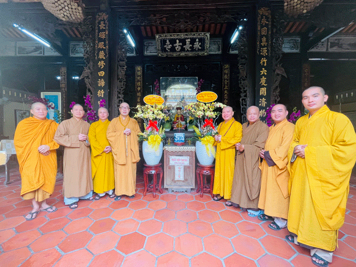 Tiền Giang: Đại diện Ban Tăng sự, Ban Pháp chế Phật giáo tỉnh và BTS Phật giáo huyện Gò Công Tây chúc mừng Thượng tọa Thích Quảng Lộc vừa được suy cử vào HĐTS